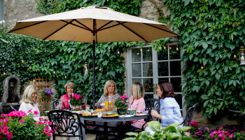 grote zweefparasol op terras