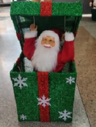 Kerstcadeau kerstman 35 cm