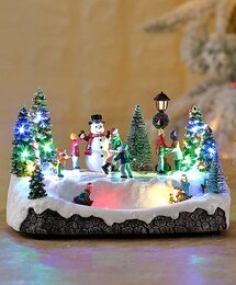 Kerstdorp met schaatsers licht/muziek 25x18x16