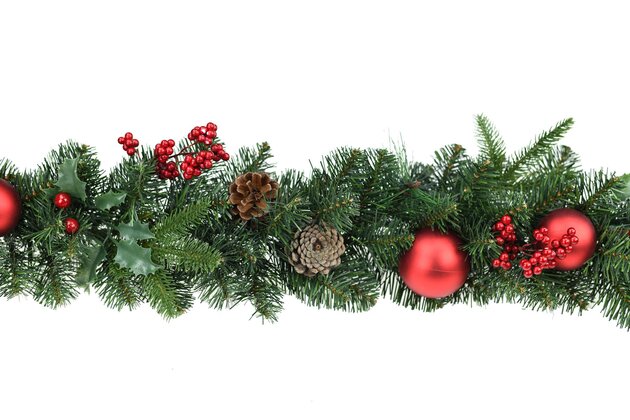 Victoria Garland Cones & Red Deco mat l180cm - image 1